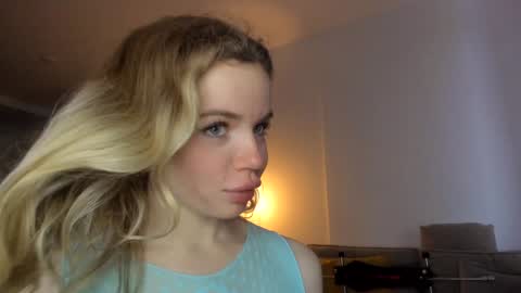 Snapshot of stella_vans chatting on 12.15.24 Asella online show from 12.15.24