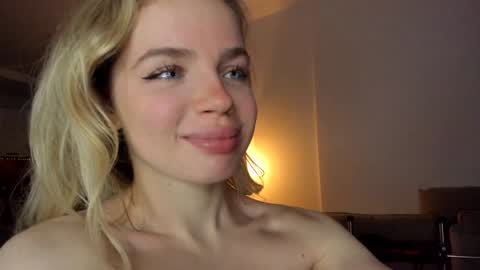 Snapshot of stella_vans chatting on 12.19.24 Asella online show from 12.19.24