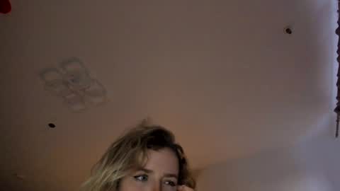 Snapshot of stella_vans chatting on 12.21.24 Asella online show from 12.21.24