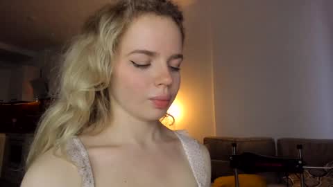 Snapshot of stella_vans chatting on 12.29.24 Asella online show from 12.29.24