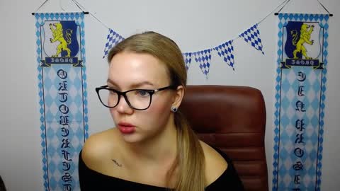 Snapshot of stellalights chatting on 10.08.25 stellalights online show from 10.08.25