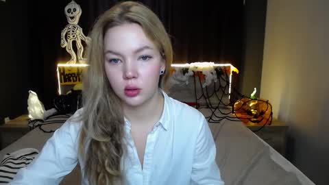 Snapshot of stellalights chatting on 10.31.25 stellalights online show from 10.31.25