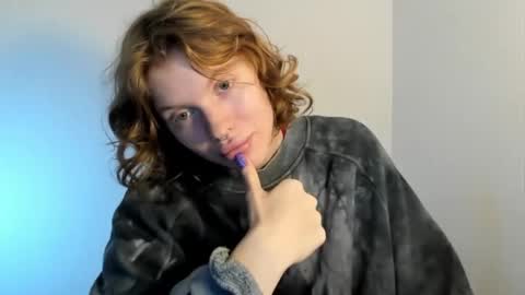 Snapshot of stellaswen chatting on 10.10.25 S T E L L A online show from 10.10.25