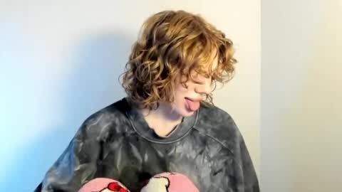 Snapshot of stellaswen chatting on 10.21.25 S T E L L A online show from 10.21.25