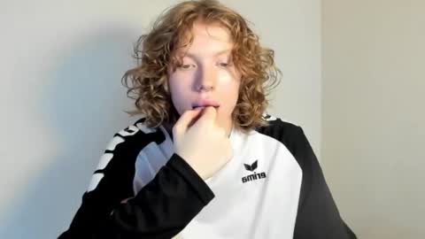 Snapshot of stellaswen chatting on 11.04.25 S T E L L A online show from 11.04.25