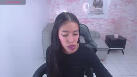 Snapshot of stephania_t chatting on 12.11.24 Stephania online show from 12.11.24