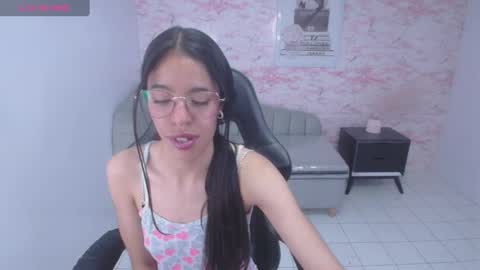 Snapshot of stephania_t chatting on 12.17.24 Stephania online show from 12.17.24