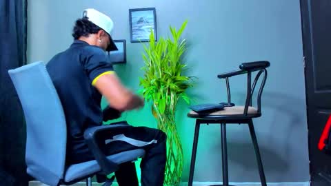 Snapshot of stev_velez chatting on 10.19.25 Steve  online show from 10.19.25