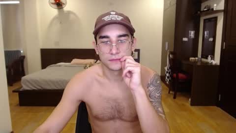 Snapshot of steveoceanbeanhuge chatting on 01.05.25 Alex   online show from 01.05.25