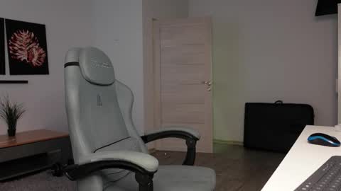 Snapshot of stewart_benzo chatting on 10.15.25 Stewart Barnz online show from 10.15.25