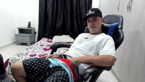 Snapshot of stiven_fox33 chatting on 11.18.25 stiven_fox33 online show from 11.18.25