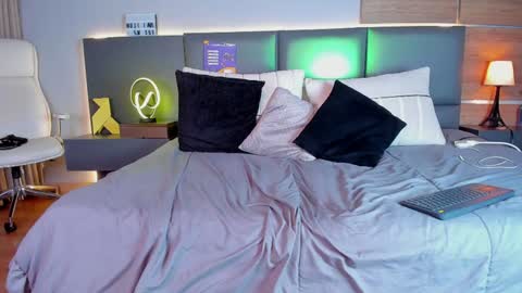 Stone Lee  online show from 02.02.25