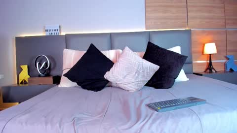 Stone Lee  online show from 02.12.25