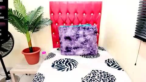 strawberry_lipz online show from 10.07.25