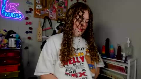 Snapshot of strwbby chatting on 04.18.26 Strwbby online show from 04.18.26