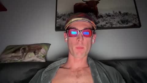 Snapshot of suavedailly chatting on 11.17.25 suavedailly online show from 11.17.25