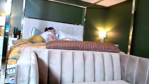 Suburban Moxxxie online show from 10.12.25