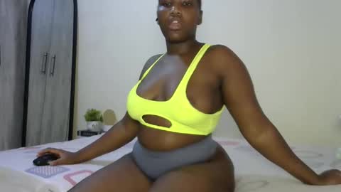 Snapshot of sucker_queen chatting on 10.18.25 Beverly online show from 10.18.25