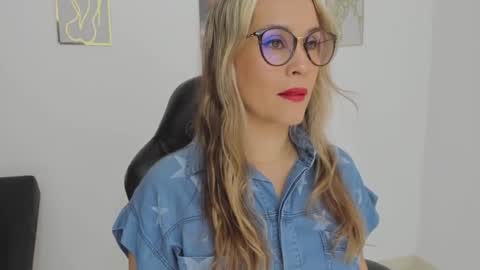 Snapshot of sugar_milff chatting on 09.16.25 sugar_milff online show from 09.16.25