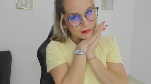 Snapshot of sugar_milff chatting on 09.18.25 sugar_milff online show from 09.18.25