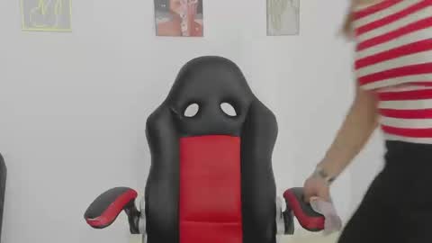 Snapshot of sugar_milff chatting on 09.19.25 sugar_milff online show from 09.19.25