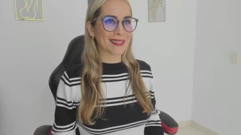 Snapshot of sugar_milff chatting on 10.25.25 sugar_milff online show from 10.25.25