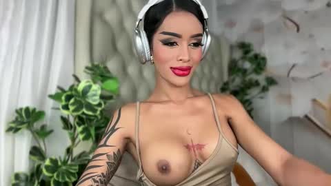 Snapshot of sugarhoneysw8 chatting on 10.10.25 Jess online show from 10.10.25