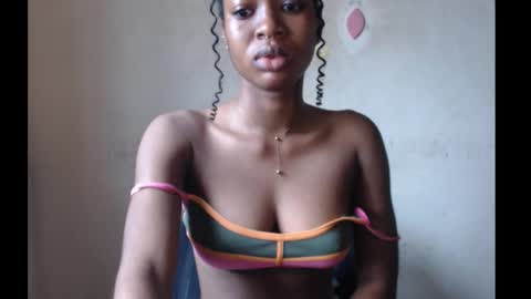 Snapshot of sugarmeltsxx chatting on 10.05.25 Bella online show from 10.05.25