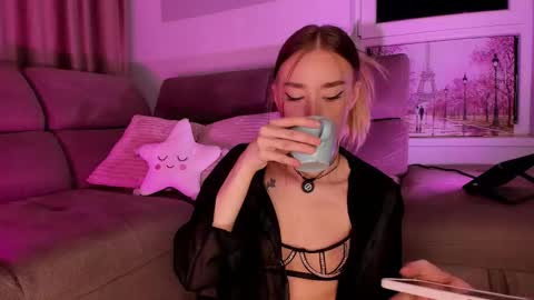 Snapshot of sugarskye chatting on 12.18.25 sugarskye online show from 12.18.25