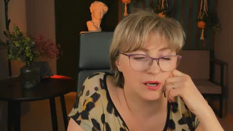 Vivien online show from 12.14.24