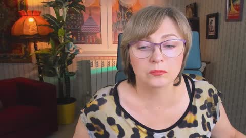 Vivien online show from 02.05.25