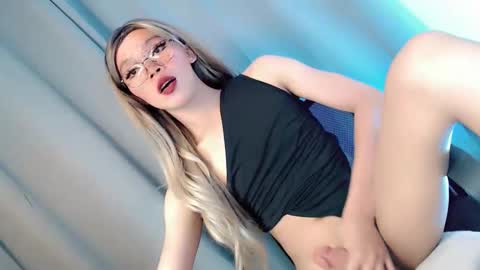 Snapshot of sugarxbaby_ chatting on 10.06.25 LoveSugar online show from 10.06.25