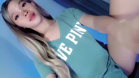 Snapshot of sugarxbaby_ chatting on 11.10.25 LoveSugar online show from 11.10.25