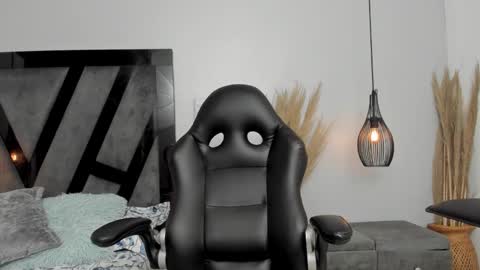 Snapshot of summerprints chatting on 02.18.25 Summer online show from 02.18.25