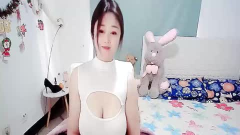 Snapshot of sun_yummy chatting on 12.29.24 Lucis online show from 12.29.24