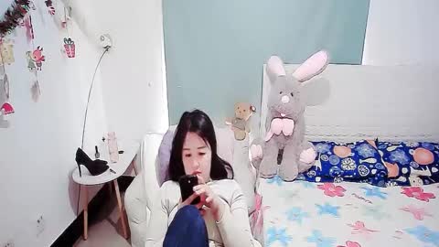 Snapshot of sun_yummy chatting on 01.05.25 Lucis online show from 01.05.25