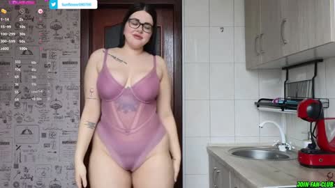 Snapshot of sunflower0907 chatting on 01.21.25 Tina. Im topless model online show from 01.21.25