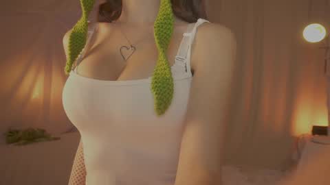 Snapshot of sunny_maria chatting on 10.20.25 Maria online show from 10.20.25