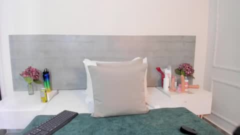 sunnywhitee online show from 10.18.25