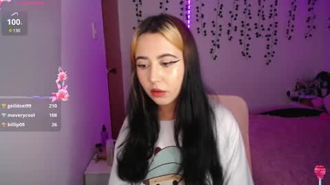 Snapshot of sunset_pienk chatting on 12.22.24 Sunset online show from 12.22.24