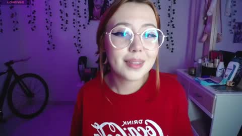 Snapshot of sunset_pienk chatting on 09.11.25 Sunset online show from 09.11.25