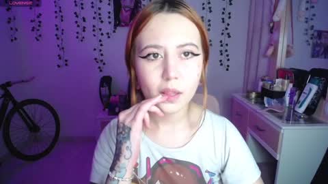 Snapshot of sunset_pienk chatting on 09.24.25 Sunset online show from 09.24.25