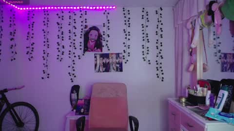 Snapshot of sunset_pienk chatting on 09.25.25 Sunset online show from 09.25.25