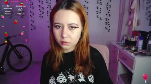 Snapshot of sunset_pienk chatting on 10.23.25 Sunset online show from 10.23.25