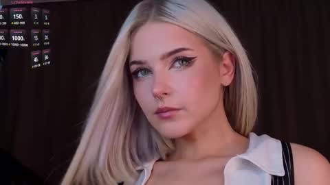 Snapshot of sunshinegirlx chatting on 09.19.25 Alice online show from 09.19.25