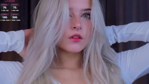 Snapshot of sunshinegirlx chatting on 10.04.25 Alice online show from 10.04.25