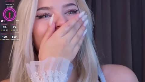 Snapshot of sunshinegirlx chatting on 10.10.25 Alice online show from 10.10.25