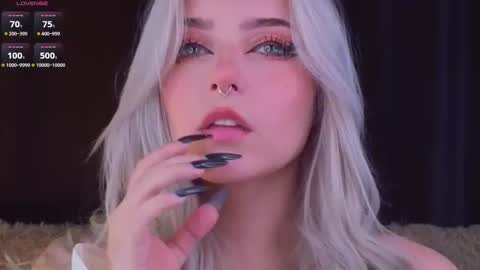 Snapshot of sunshinegirlx chatting on 11.23.25 Alice online show from 11.23.25