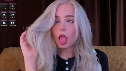 Snapshot of sunshinegirlx chatting on 11.25.25 Alice online show from 11.25.25