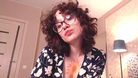 Snapshot of sunshinehella chatting on 01.08.25 Hella online show from 01.08.25